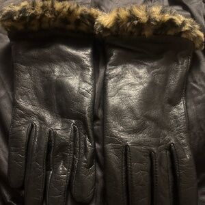 Vintage black leather gloves with leopard faux fur.